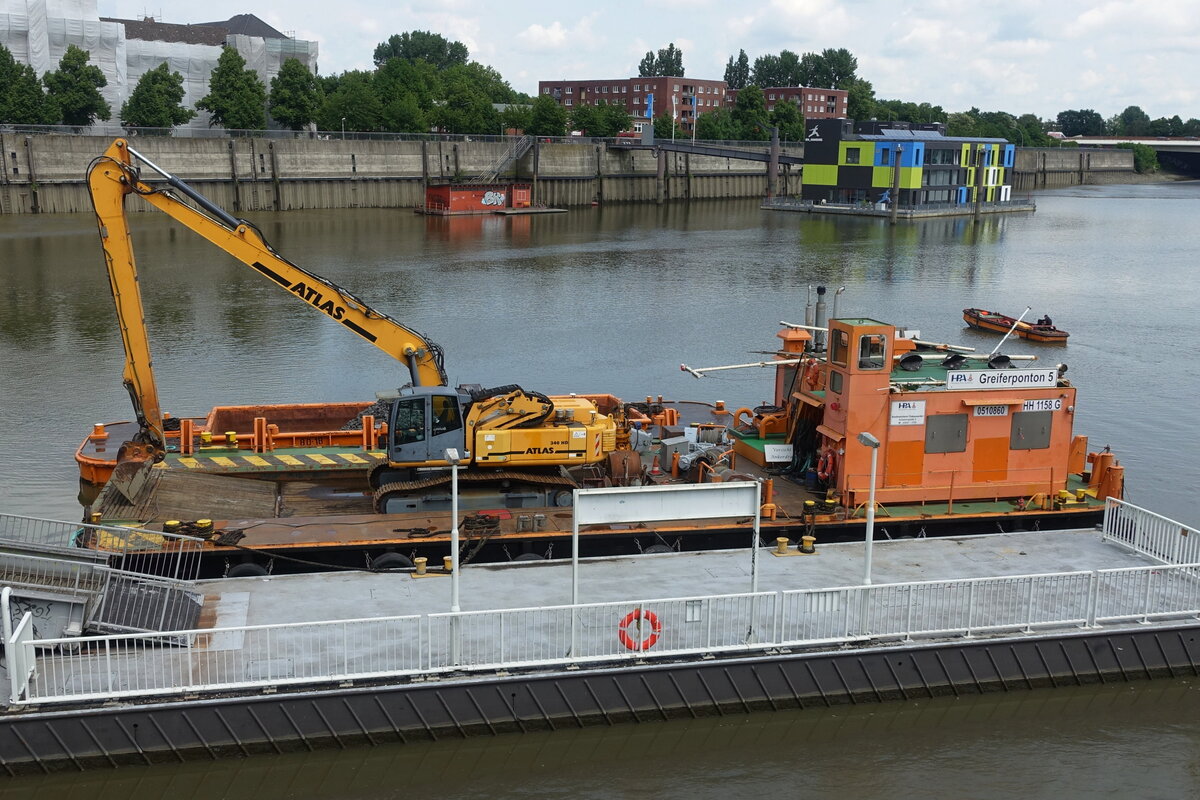 Hamburg am 1.6.2022: GREIFERPONTON 5 (ENI 0510860) (HH1158 GT) der HPA mit Raupenbagger Atlas 340 HD im Zollhafen, Anleger Ballinstadt /