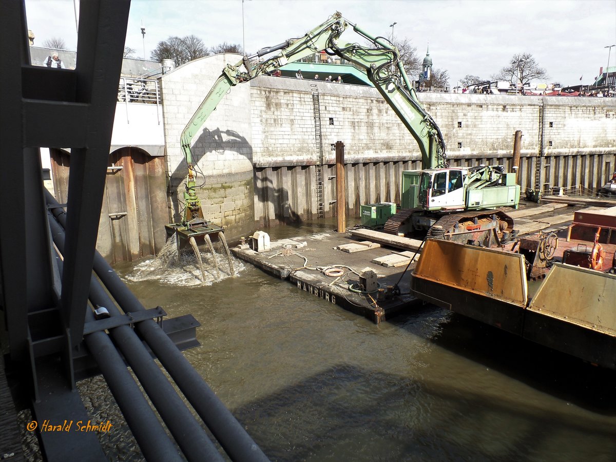 Hamburg am 16.3.2017, Baggerarbeiten zwischen Landungsbrücken und Ufer, Bagger beim herausnehmen des Baggergutes /