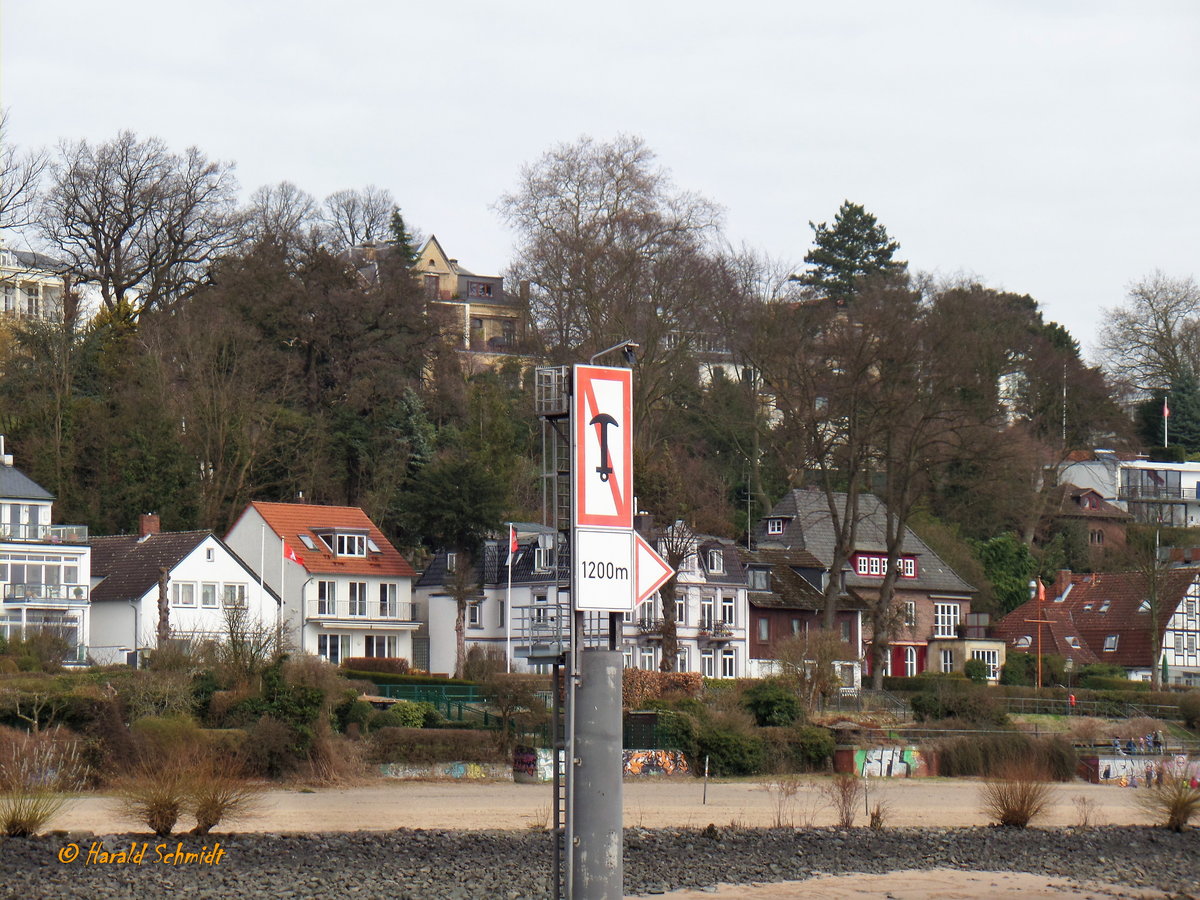 Hamburg am 16.3.2017: Elbe, Övelgönne / 
Tafel A.6: Ankerverbot auf der Seite der Wasser¬straße, auf der die Tafel steht /
