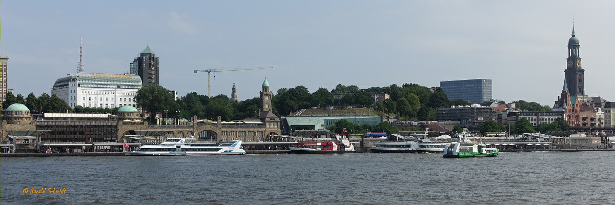 Hamburg am 16.7.2021: Blick von Steinwerder über die Elbe zu den Landungsbrücken mit den Fähr- und Ausflugsschiffen, auf den Stadtteil St. Pauli vom Hotel „Hafen Hamburg“ bis zum Michel, über dem  U-Bahnhof Landungsbrücken ist die Jugendherberge am Stintfang zu sehen  /