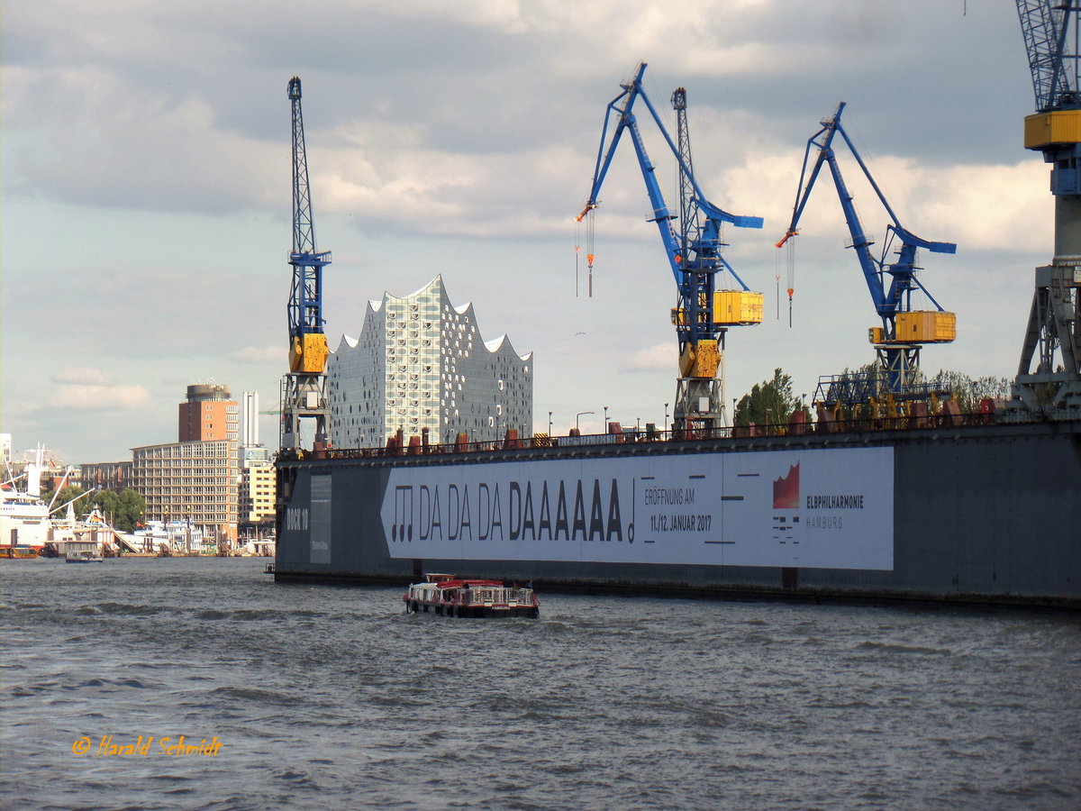 Hamburg am 16.8.2016: Schwimm-Dock 10 von Blohm + Voss mit Werbung für die dahinterliegende Elbphilharmonie (Eröffnung am 11./12. Januar 2017) /
