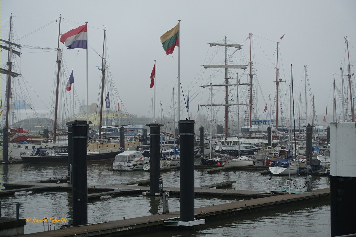 Hamburg am 17.12.2021: Impressionen im diesigen und regnerischen Sportboothafen /