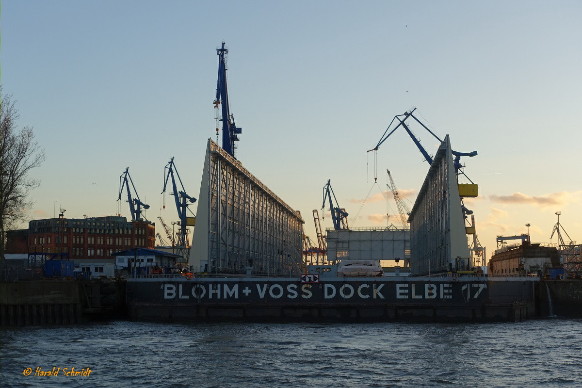 Hamburg am 19.3.2019: Blohm + Voss „Dock Elbe 17“, im Trockendock das reparierte Lürssen-Schwimmdock in dem am 13.9.2018 in Bremen-Vegesack die 146 m lange Luxus-Jacht SASSI ausbrannte /