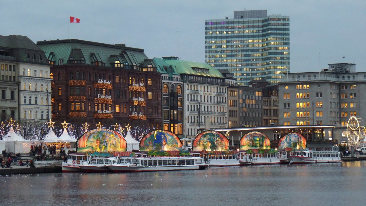 Hamburg am 2.12.2015, Weihnachts-Märchen-Alsterschiffe am Jungfernstieg