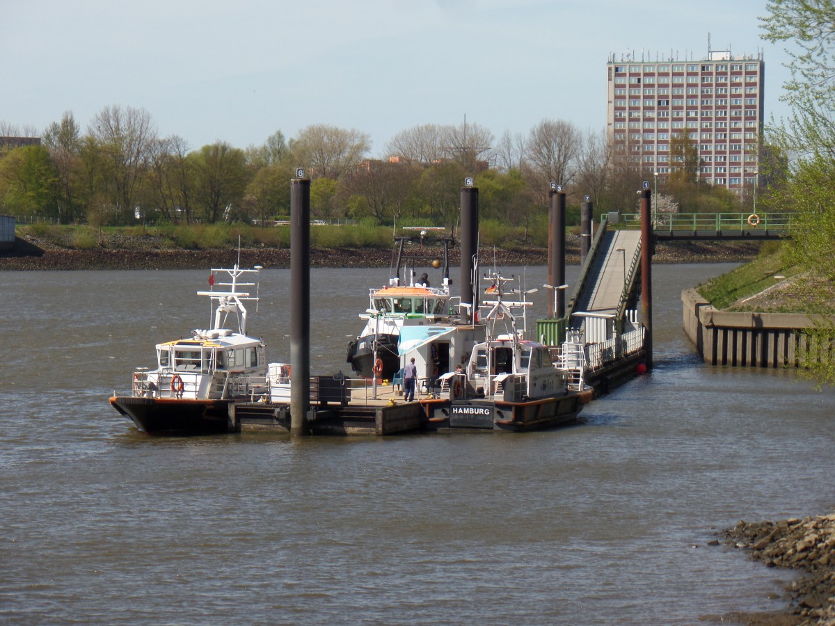 Hamburg am 21.4.2015: Lotsenhöft, Anleger der Lotsenschiffe im Köhlfleethafen  / 