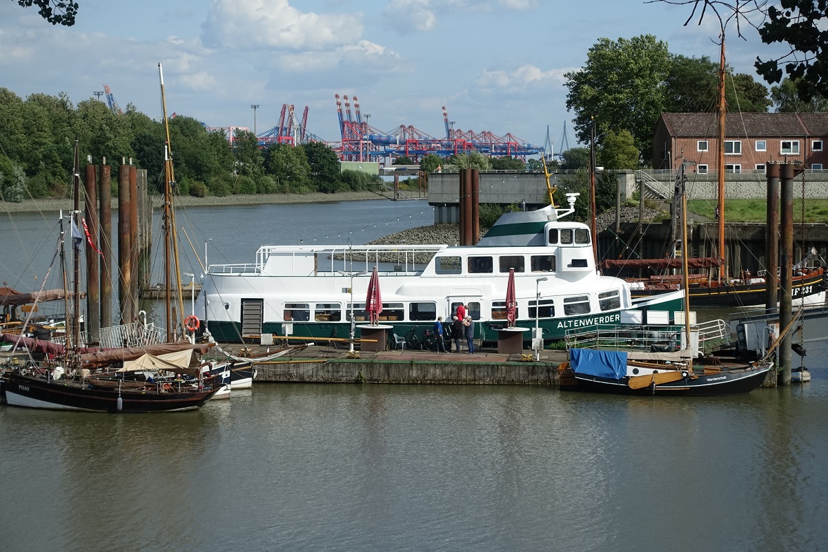 Hamburg am 21.8.2019: Finkenwerder Kutterhafen mit dem Kulturschiff ALTENWERDER, einem ehemaligen Fährschiff der HADAG /