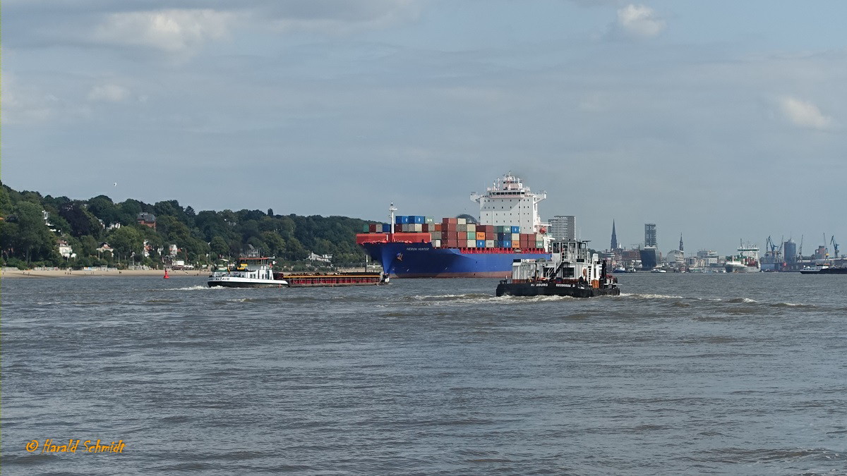 Hamburg am 21.8.2019: Reger Schiffsverkehr auf der Elbe Höhe Övelgönne /