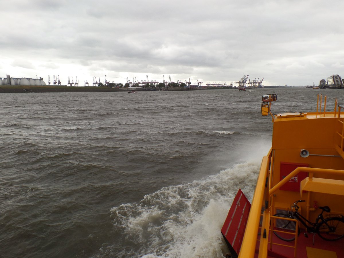 Hamburg am 22.6.2018: mit der Hafenfähre FALKENSTEIN elbabwärts bei Starkwind, Höhe Altona /