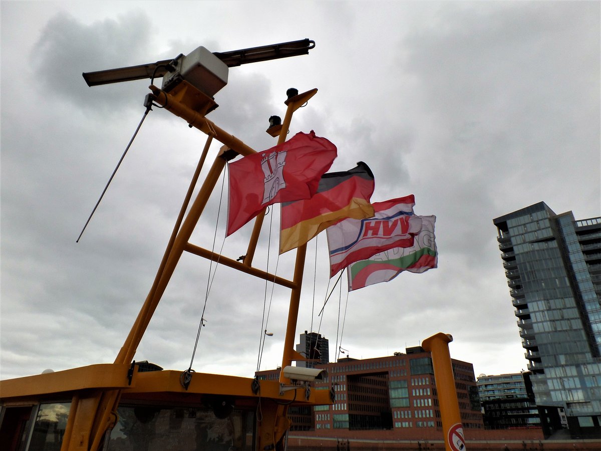Hamburg am 22.6.2018: voll ausgewehte Flaggen auf der Hafenfähre FALKENSTEIN,  Höhe Altona /