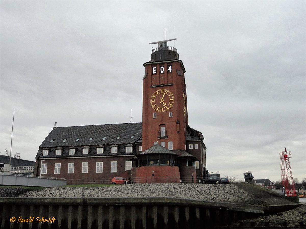 Hamburg am 23.3.2017: Elbe, Seemannshöft /  oben im Turm ist der Wasserstandsanzeiger zu sehen. Er zeigt die Abweichungen des Wasserstandes der Elbe vom Seekartennull (SKN)und die Gezeiten an. F = Flut, (auflaufendes Wasser), E = Ebbe (ablaufendes Wasser). Die nachfolgenden zwei Ziffern geben den Pegel in Dezimetern an. Wasserstand: Schwarze Ziffern (bei Dunkelheit weiß) = über SKN, rote Ziffern = unter SKN. Auf diesem Foto sieht man die weiße LED Anzeige.