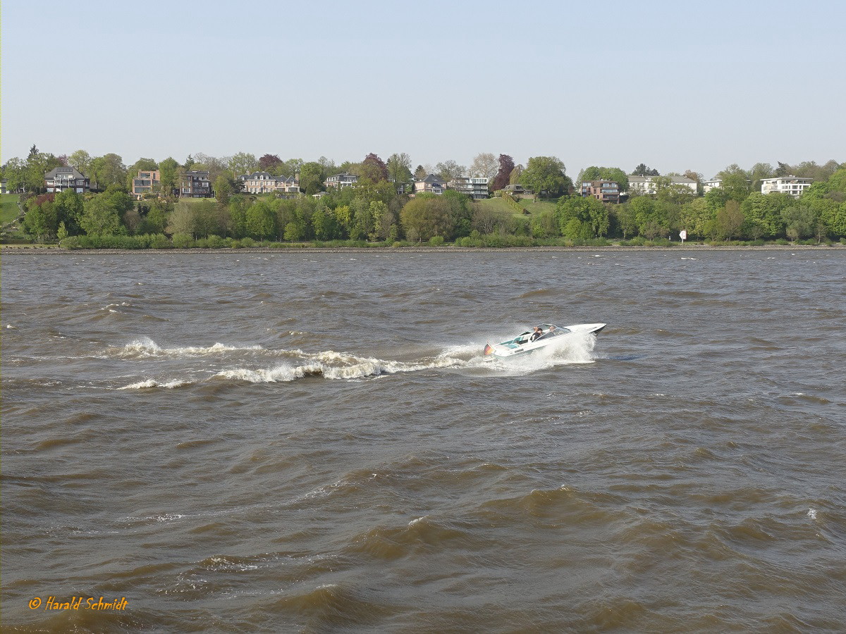 Hamburg am 23.4.2019: unbekanntes Motorboot auf der Elbe vor dem Fähranleger Bubendeyufer / 