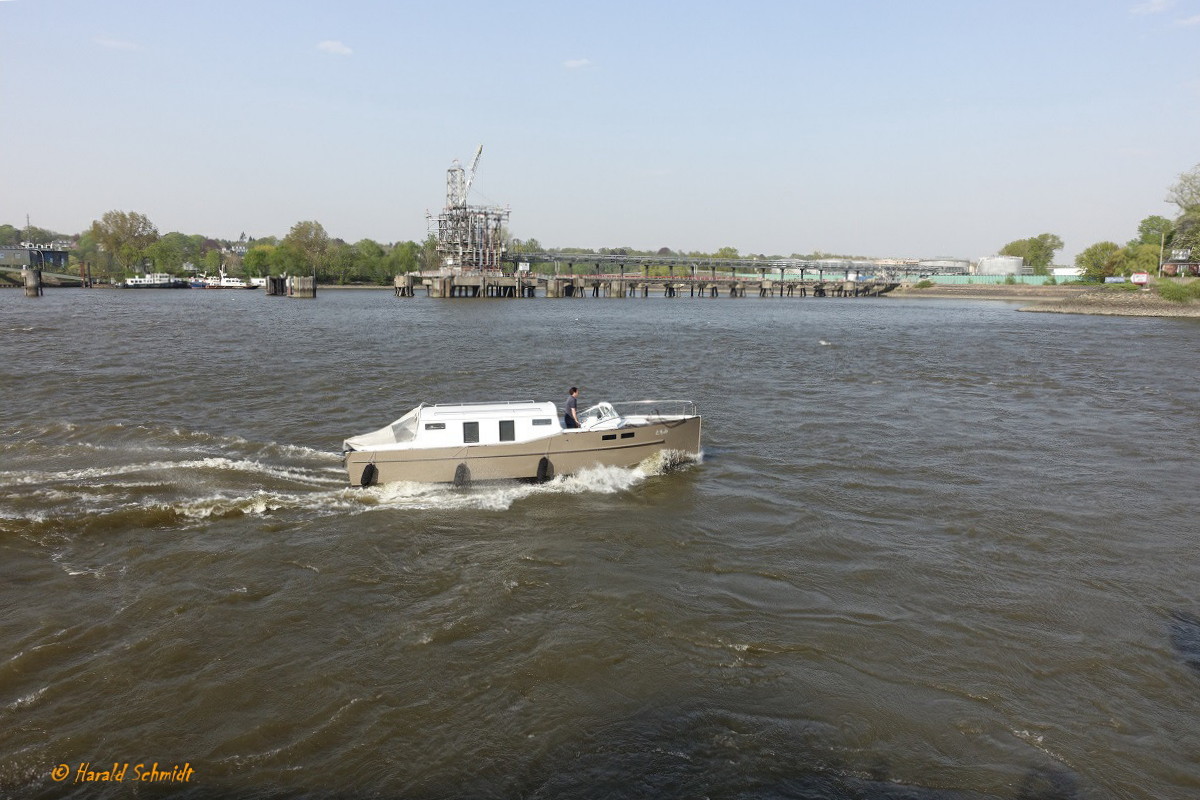 Hamburg am 23.4.2019: unbekanntes Motorboot im Köhlfleet vor dem Fähranleger Finkenwerder /