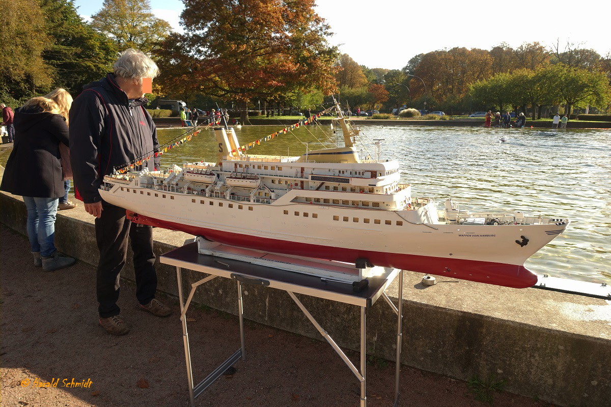 Hamburg am 24.10.2021: Modell des Seebäderschiffs WAPPEN VON HAMBURG (3) am Modellbootteich im Stadtpark, es wiegt ca. 2 /
Das Original mit der IMO 6510887 wurde 1965 auf der Howaldtswerft in Hamburg gebaut und ging unrühmlich von November 2010 bis Januar 2011 in den Schrott.  Am 26. Januar um 16.00 Uhr wurden die Abwrackarbeiten für abgeschlossen erklärt /
