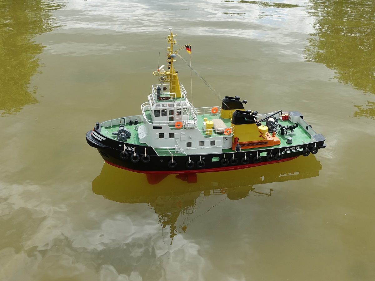 Hamburg am 25.6.2021: KARL, Modell eines Hafenschleppers auf dem Modellbootteich im Stadtpark im Stadtteil Winterhude /