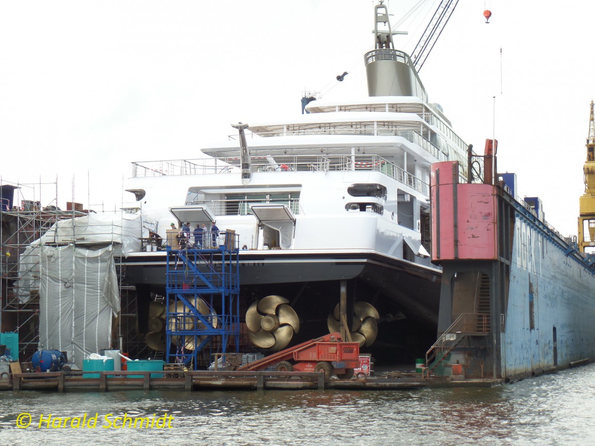 Hamburg am 26.6.2014: Lürssen Norderwerft mit gedockter Luxusjacht RISING SUN  / Dock 1:  L=164m, B=28 m / Seitenkastenhöhe 15,2 m / Tragfähigkeit 12.500 t /