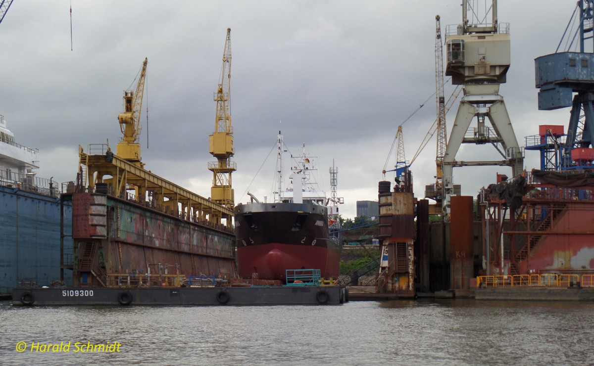 Hamburg am 26.6.2014: Lürssen Norderwerft am 26.6.2014 mit gedocktem Tankschiff ANNIKA / Dock 2:  L=118m, B=24 m / Seitenkastenhöhe 11,5 m / Tragfähigkeit 5.500 t / 