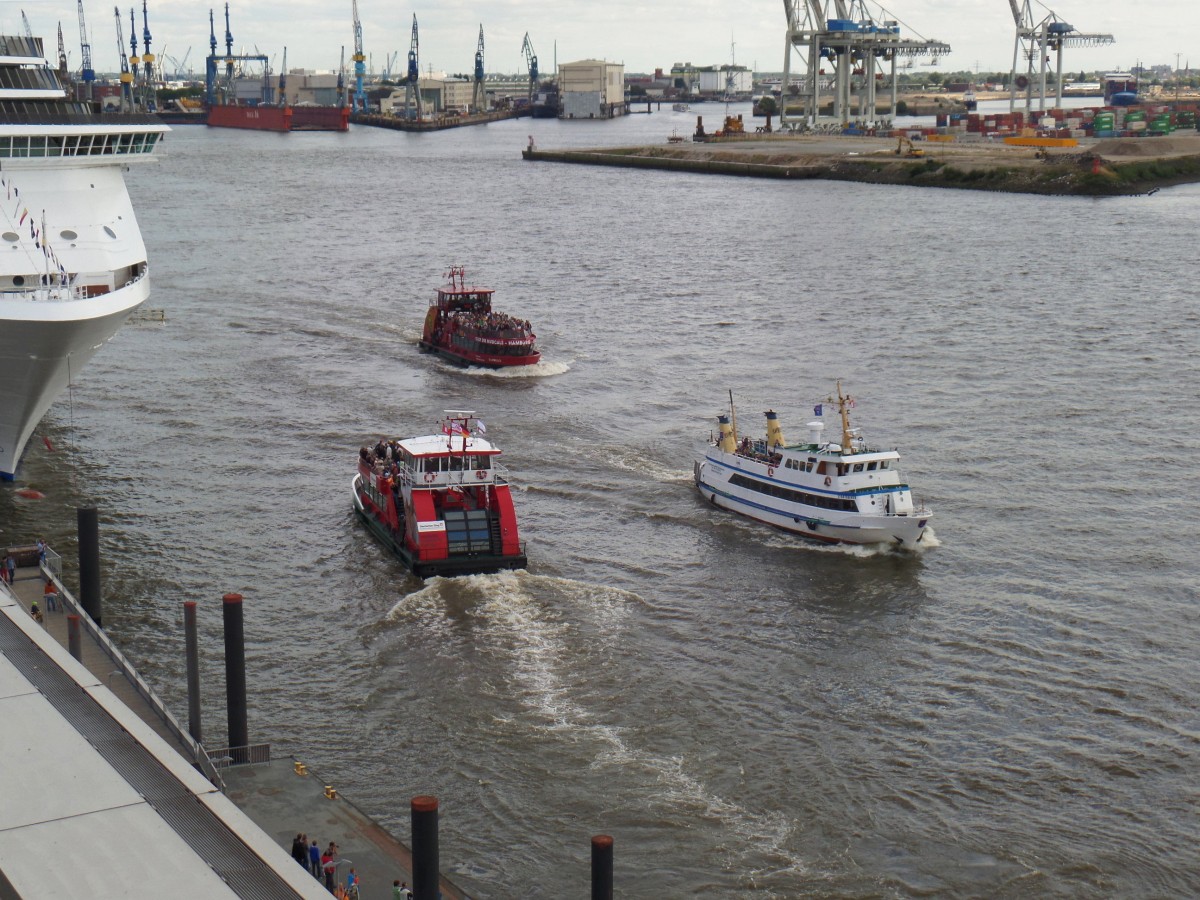 Hamburg am 26.8.2014: reger  Fährverkehr vor dem Cruisecenter Altona / 