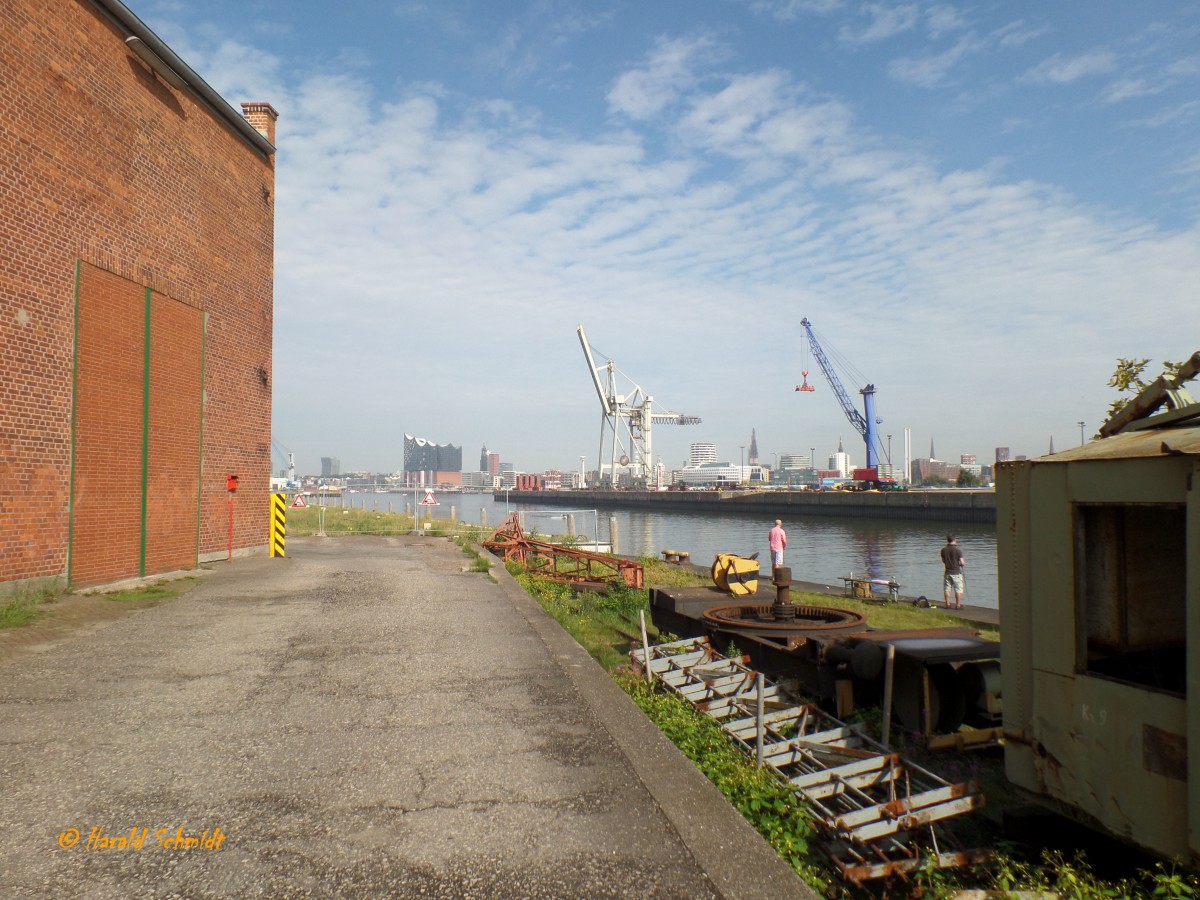 Hamburg am 29.8.2015: Hansahafen, Bremerkai mit Blick auf die Hafencity