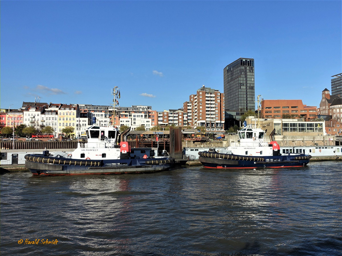 Hamburg am 30.10.2019: Schlepperponton St. Pauli mit den L&R-Schleppern VB PERFECT (IMO 9684756) + VB RESOLUT (IMO 9684768) in neuer blauen Rumpffarbe /