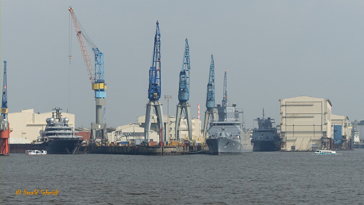 Hamburg am 30.4.2019: Blick auf die Ausrüstungskais und die überdachten Schwimmdocks der Werft Blohm+Voss /