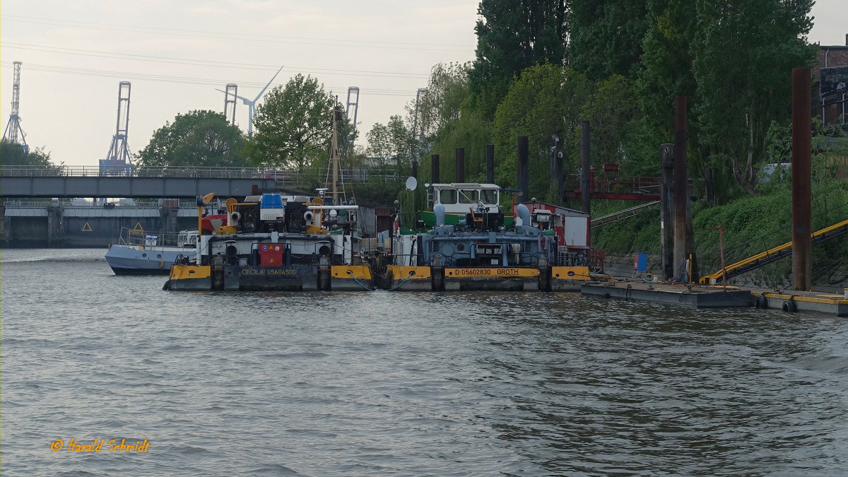 Hamburg am 30.4.2019: Liegeplätze im Grevenhofkanal  mit den Schubschiffen GROTH (ENI 05602820) und CECILIE (ENI 05604500)	/