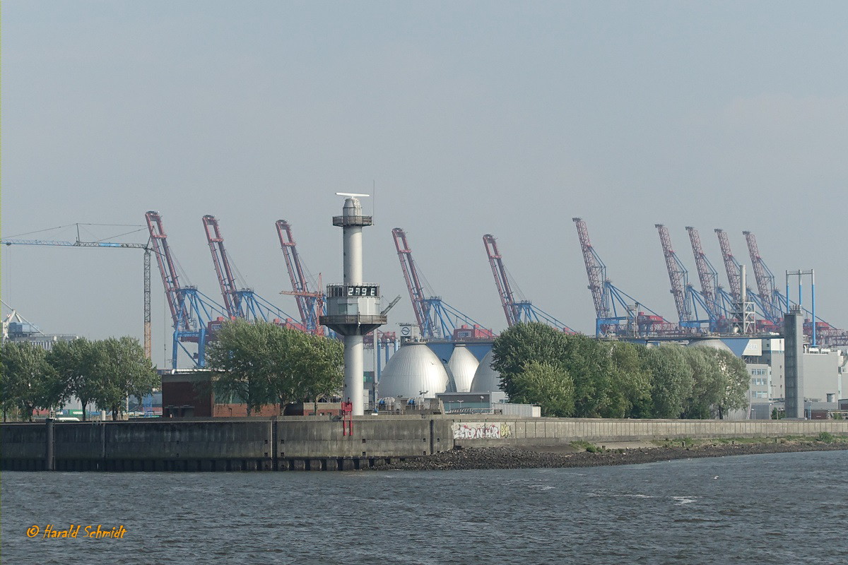 Hamburg am 30.4.2019: Radarturm mit Wasserstandsanzeige auf dem Köhlbrandhöft (Einfahrt von der Elbe in den Köhlbrand) /