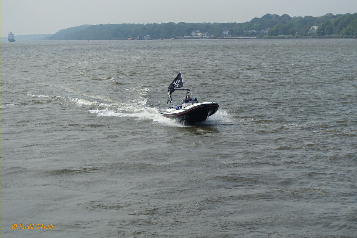 Hamburg am 30.4.2019: Schlauchboot, ZAR.53 auf der Elbe Höhe Finkenwerder /