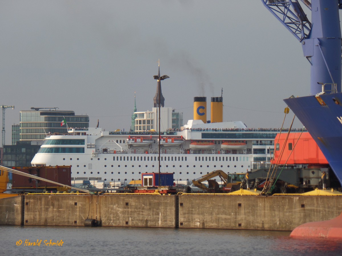 Hamburg am 30.8.2015: Blick vom Hansahafen über den O´swaldtkai zum Kreuzfahrtterminal Hafencity mit der COSTA neoROMANTICA (IMO 8821046)