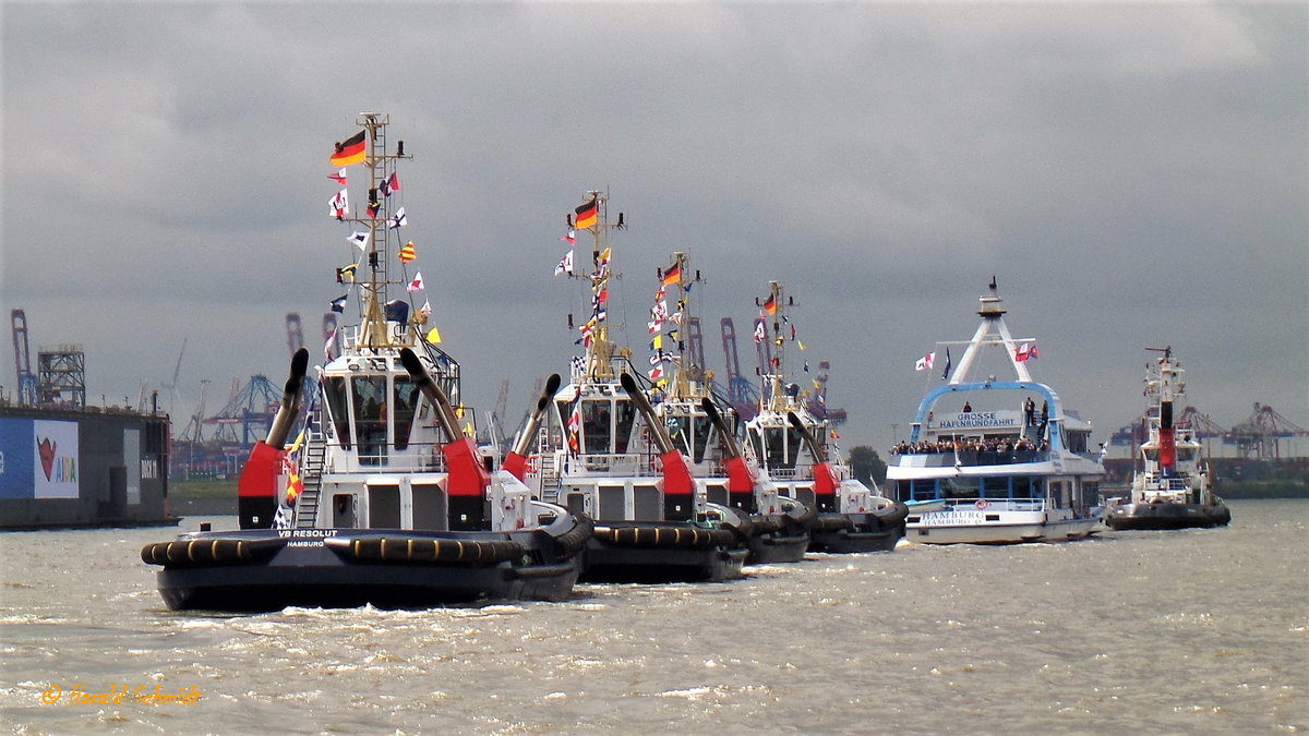 Hamburg am 31.8.2017: Foto von der Demonstrationsfahrt zur Taufe der 4 L&R-Schlepper VB PERFECT (1) (IMO 9684756), VB PROMT (IMO 9647409) und VB RASANT (IMO 9763241) und VB RESOLUT (IMO 9684768). Angeführt durch BERNE (IMO 8500422) und dem Gästebegleitschiff HAMBURG (ENI 05803400) auf der Elbe vor den Landungsbrücken /