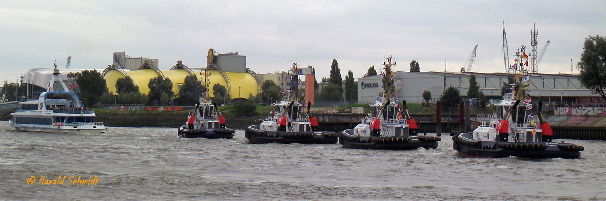 Hamburg am 31.8.2017: Foto von der Demonstrationsfahrt zur Taufe der 4 L&R-Schlepper VB PERFECT (1) (IMO 9684756), VB PROMT (IMO 9647409) und VB RASANT (IMO 9763241) und VB RESOLUT (IMO 9684768). Angeführt durch BERNE (IMO 8500422) und dem Gästebegleitschiff HAMBURG (ENI 05803400) auf der Elbe vor den Landungsbrücken /