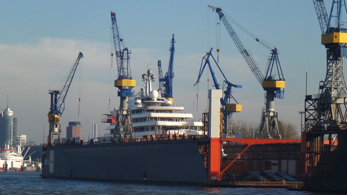 Hamburg am 4.11.2015: Blohm + Voss, (Schwimm-) Dock 10 mit der eingedockten  Luxusjacht ECLIPSE