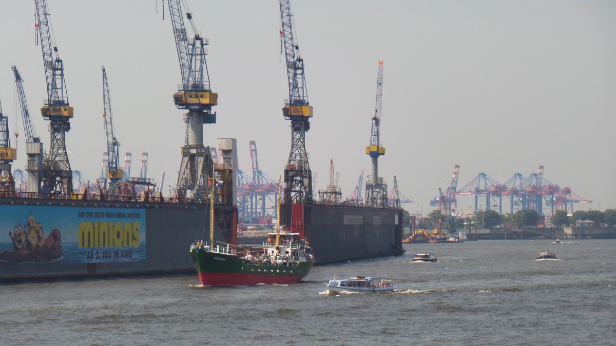 Hamburg am 4.7.2015: Hafenansicht mit dem einlaufendem Museumsschiff GREUNDIEK und einigen Hafenrundfahrtbarkassen vor den Schwimmdocks von Blohm + Voss /