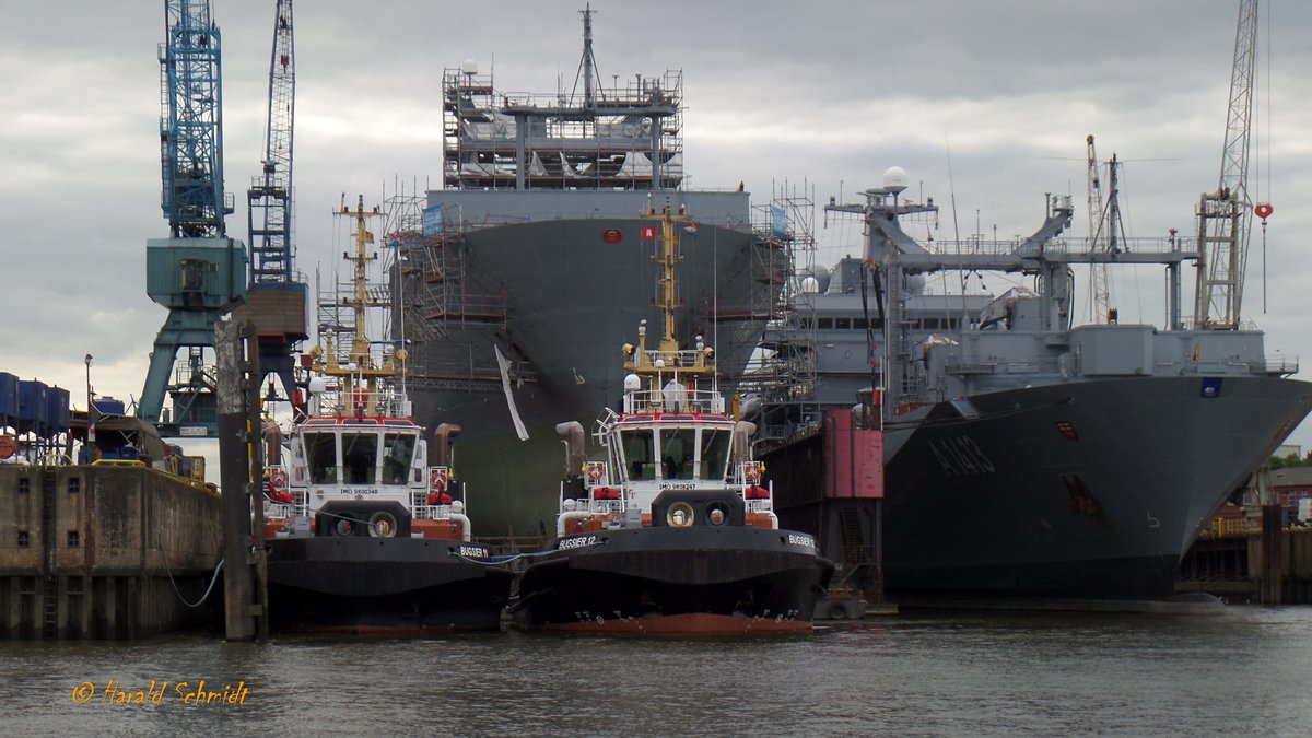 Hamburg am 4.8.2017: gut belegte Docks der  Lürssen-Norderwerft im Reiherstieg /