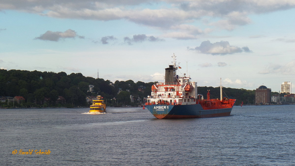 Hamburg am 5.8.2016: Impression von der Unterelbe vor Övelgönne mit HADAG-Fähre ALTENWERDER und MTS AMBER I /