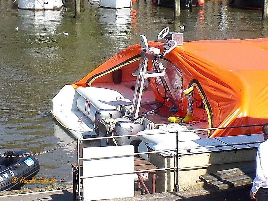 Hamburg am 7.9.2016: auch so kann der Steuerstand eines Schiffes aussehen, gesehen am Anleger Neumühlen /