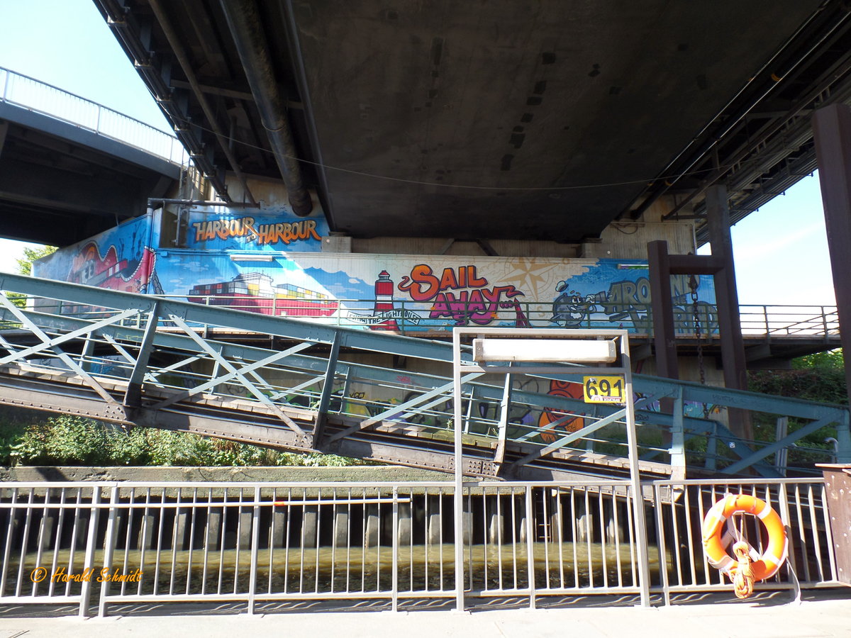 Hamburg am 7.9.2016: Fährschiffsanleger Argentinienbrücke