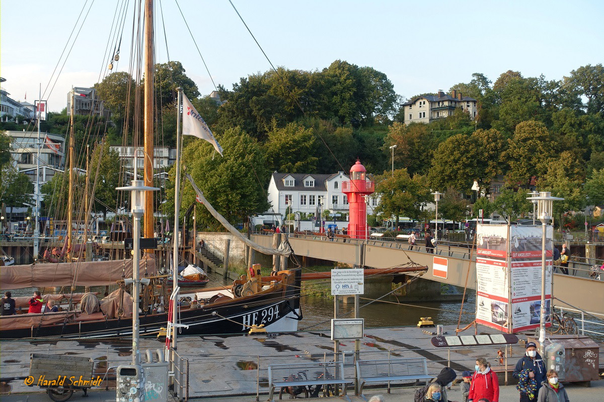 Hamburg am 7.9.2020: Elbe, Fähranleger und Teil des Museumshafens Övelgönne/Neumühlen  /