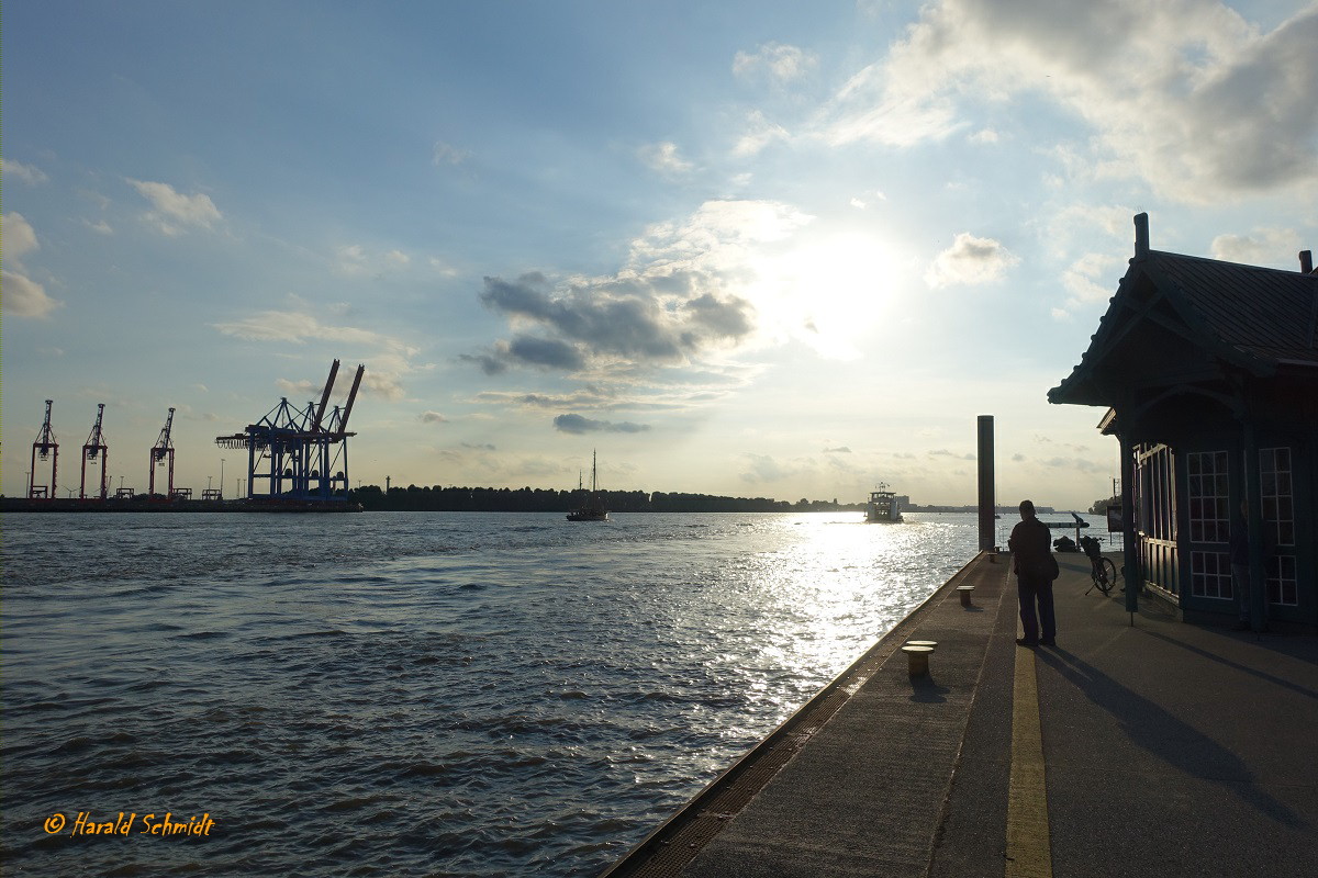 Hamburg am 7.9.2020: Sonnenuntergang elbabwärts vom Fähranleger Övelgönne um 18:17 Uhr gesehen /