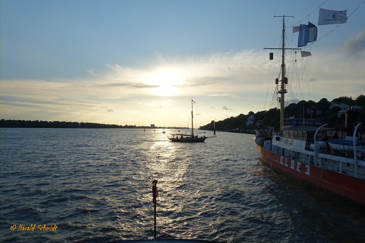 Hamburg am 7.9.2020: Sonnenuntergang elbabwärts von einer HADAG-Fähre um 18:47 Uhr gesehen /