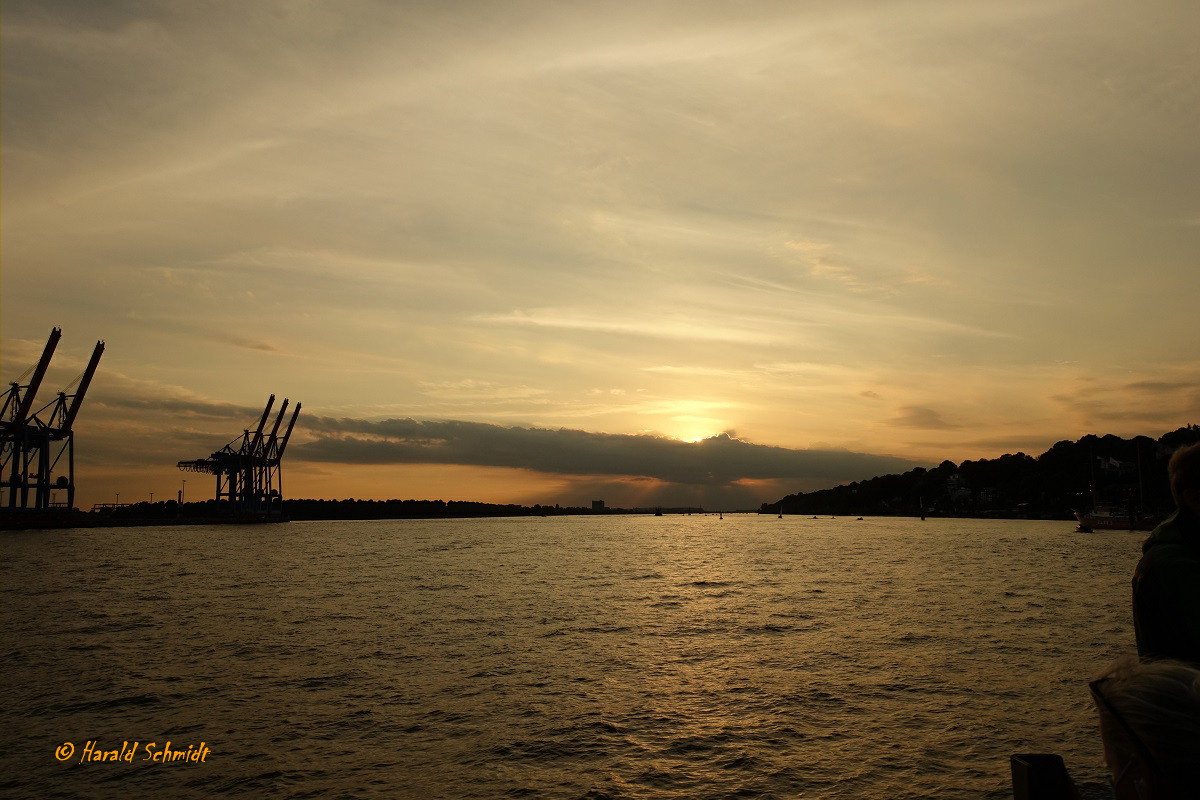 Hamburg am 7.9.2020: Sonnenuntergang elbabwärts von einer HADAG-Fähre um 19:19 Uhr gesehen /