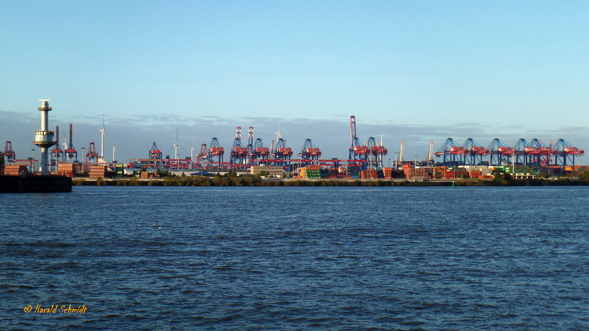 Hamburg am 8.10.2017: Blick über die Elbe auf den Waltershofer Hafen. Der Turm links markiert die Einfahrt in den Köhlbrand / 