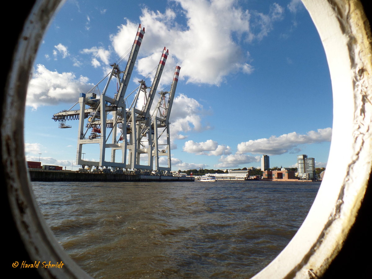 Hamburg am 8.10.2017: Containerbrücken am Containerterminal Tollerort (CTT), (fotografiert aus dem Toilettenfenster des ehemaligen HADAG-Fährschiffs BERGEDORF anlässlich der Sonderfahrt am Verkehrshistorischen Tag) /