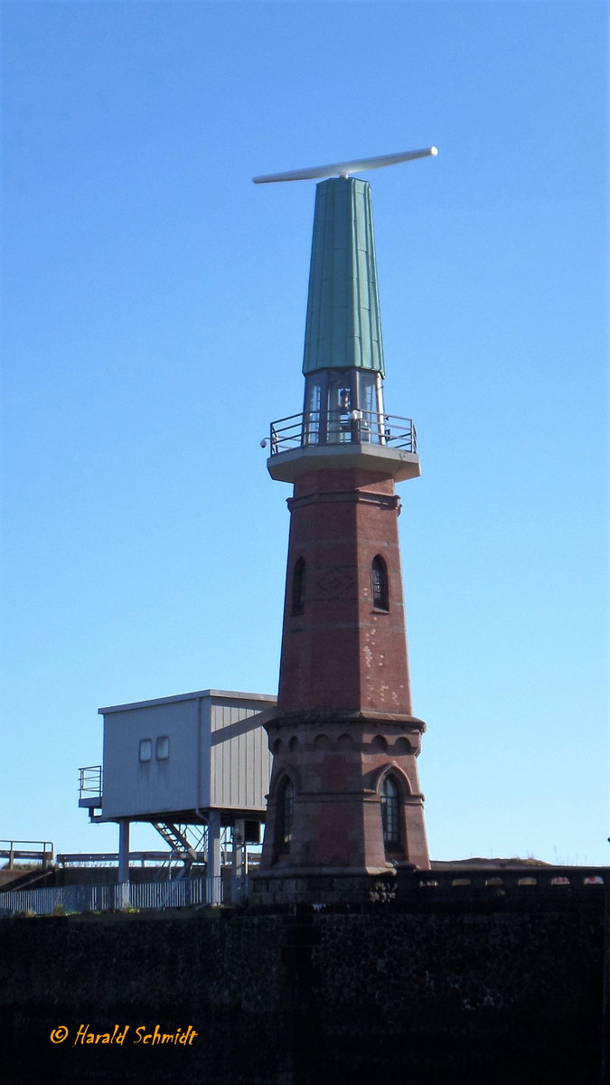 Hamburg am 8.10.2017: Leuchtturm und Radarbake am Ellerholzhafen, HH-Steinwerder, 
Der Leuchtturm Ellerholzhafen steht als Einfahrtsmarkierung zwischen den Einfahrten zum Kaiser-Wilhelm- und zum Ellerholzhafen auf dem Ellerholzhöft in HH-Steinwerder an der Elbe.
Der achteckige, sich nach oben verjüngende Backsteinturm mit Außenplattform und grünem Kupfer-Laternenhaus ist 19 Meter hoch. 1969 erfolgte der Umbau zu einer Radarbake. Dabei wurde das Laternenhaus durch ein höheres, ebenfalls aus Kupfer, ersetzt und auf seiner Spitze eine Radarantenne montiert.
Von etwa 1910 bis 1990 trug er den Namen Ellerholzhöft.
Der 1901-1902 erbaute Turm war von vom 20. Juni 1903 bis März 1977 in Betrieb. Im September 2009 wurde er unter Denkmalschutz gestellt.
