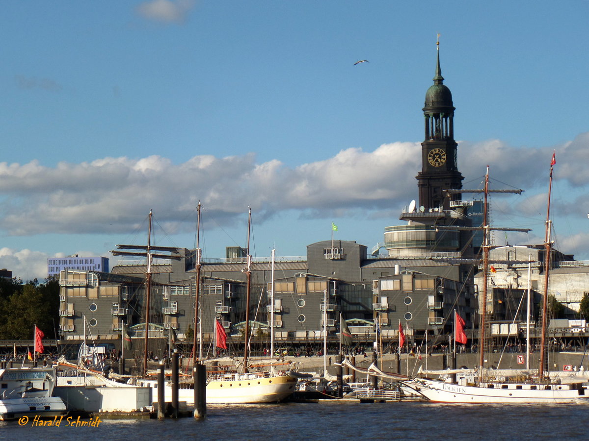 Hamburg am 8.10.2017: im Vordergrund der Sportboothafen, dahinter das Verlagsgebäude von Gruner+Jahr an der Straße Vorsetzen und überragt von der die St. Michaeliskirche (Michel) /