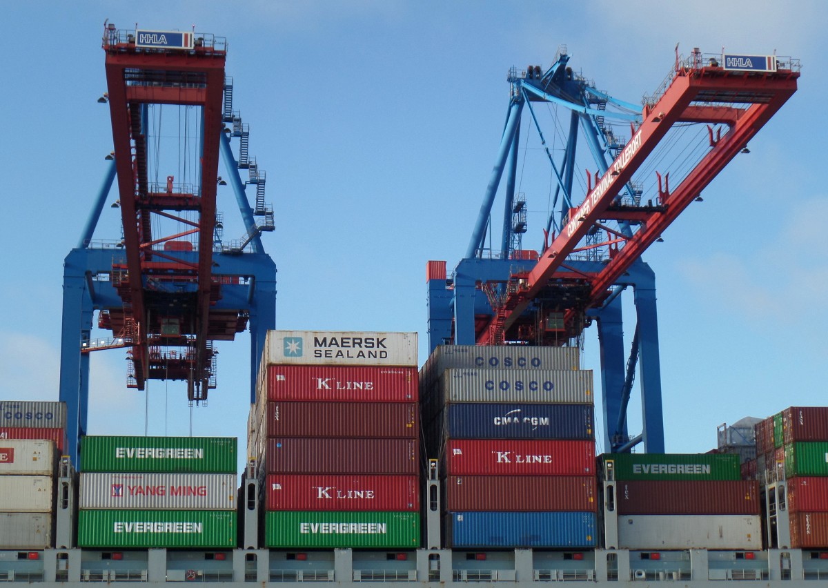 Hamburg am 8.11.2015: Containerbrücken am Tollerort Container Terminal beim Löschen und Beladen der COSCO FAITH