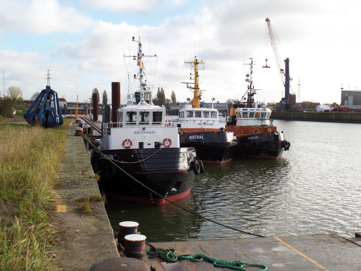 Hamburg am 8.11.2015: die Schlepper ZYKLON , MISTRAL und TWISTER am Liegeplatz der Reederei Lührs Schifffahrt im Ellerholzhafen