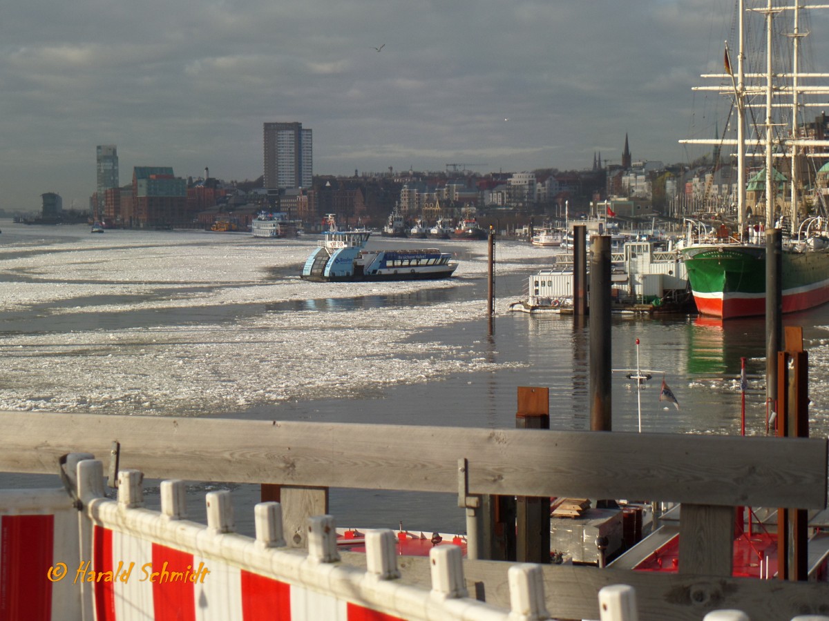 Hamburg am 9.1.2016: Eisgang vor den Landungsbrücken