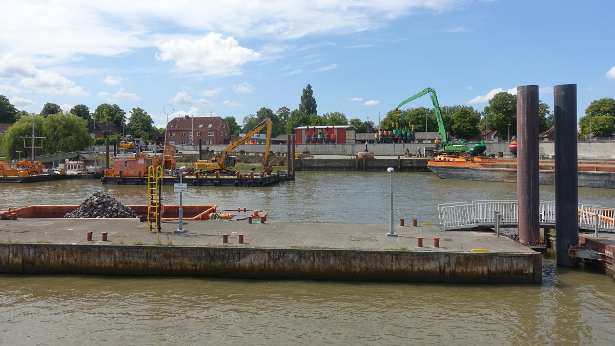 Hamburg am 9.8.2022: Blick auf die HPA-Stackmeisterei (Tonnenhafen) in HH-Finkenwerder /