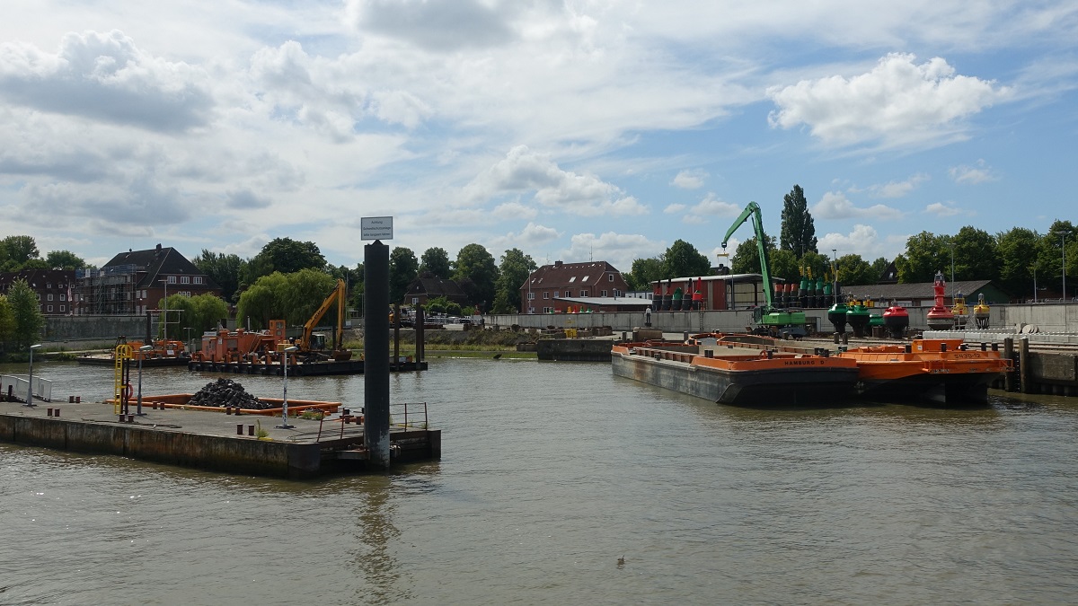 Hamburg am 9.8.2022: Blick auf die HPA-Stackmeisterei (Tonnenhafen) in HH-Finkenwerder /