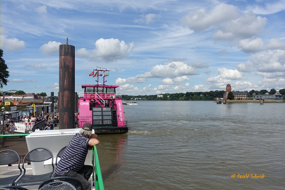 Hamburg am 9.8.2022: Blick von einem Hafen-Fährschiff im Köhlfleet auf den HADAG-Fähranleger Finkenwerder mit dem Schiff nach Teufelsbrück, die Elbe, nach Övelgönne und rechts das Lotsenhöft /